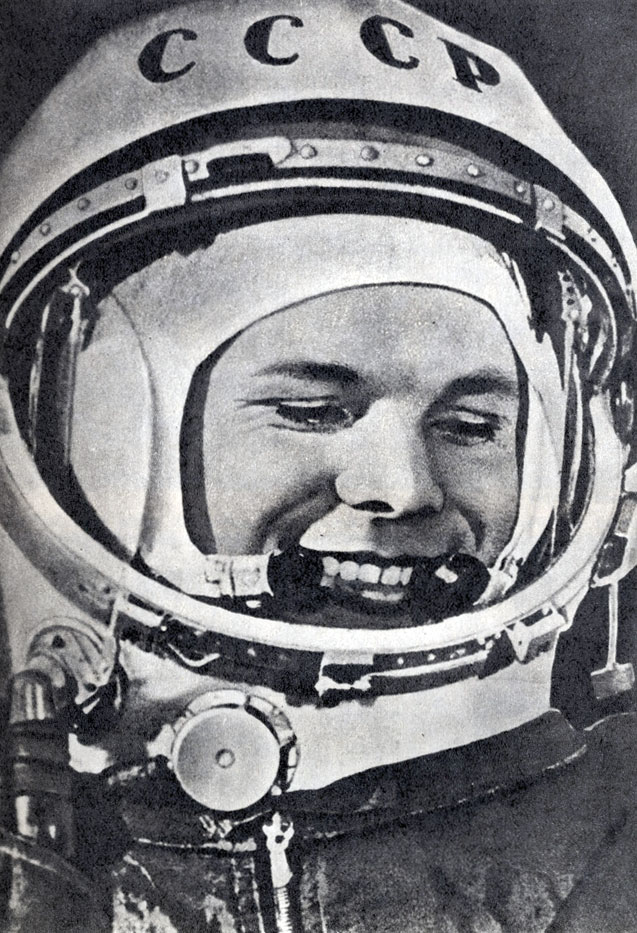 Первый космонавт планеты Земля Юрий Гагарин (снимок сделан на Байконуре 12 апреля 1961 года) 