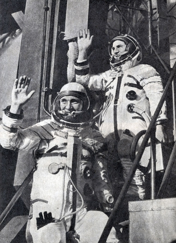 В. В. Лебедев и П. И. Климук перед подъемом на вершину ракеты, где их ждет 'Союз-13'