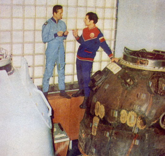 В. В. Аксенов (слева) и 10. В. Малышев после тренировки 