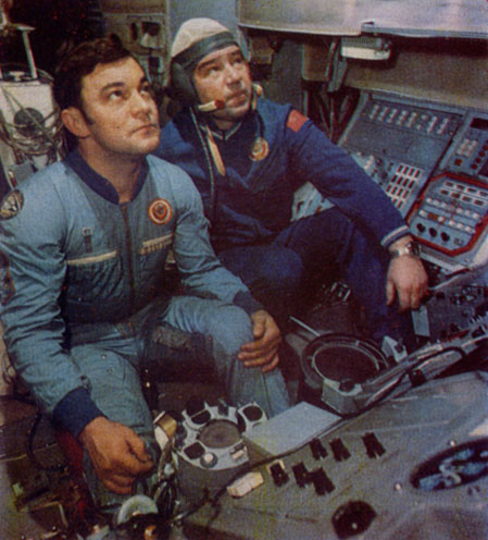 Ю. В. Романенко (слева) и Г. М. Гречко в орбитальной станции 'Салют'