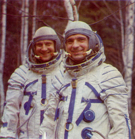 Космонавты В. И. Рождественский (слева) и В. Д. Зудов 