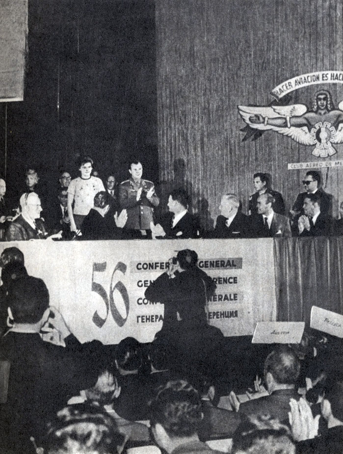 Участники 56-й Генеральной конференции ФАИ приветствуют советских покорителей космоса 