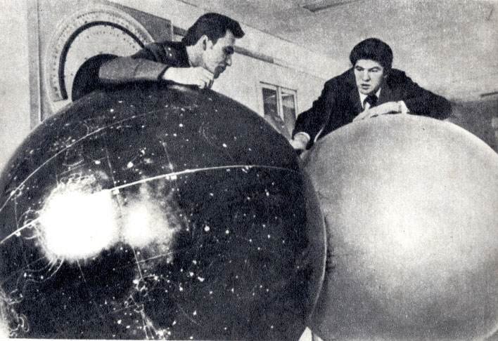Экипаж космического корабля 'Союз-35': Л, И, Попов (слева) и В. В. Рюмин во время предполетных занятий. 1980 г. 
