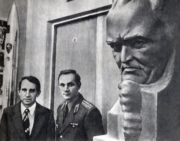 О. Г. Макаров и В. А. Джанибеков в музее Звездного городка. 1981 г. 