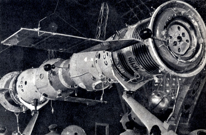Натуральный макет первой в мире экспериментальной космической станции, созданной на орбите после стыковки кораблей 'Союз-4' и 'Союз-5' 