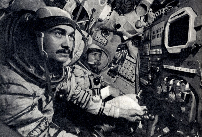 Долгожители космоса А. Н. Березовой и В. В. Лебедев, чей рабочий рейс длился 211 суток, в период подготовки к полету 